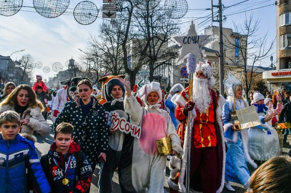 Парад Дедов Морозов и ярмарка: в Краснодаре открыли главную городскую елку
Парад Дедов Морозов и ярмарка: в Краснодаре открыли главную городскую елку