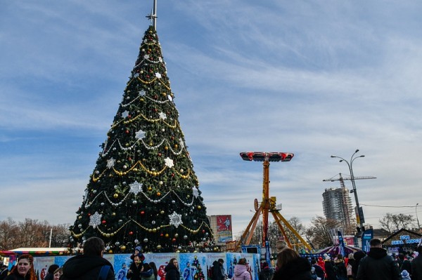 Парад Дедов Морозов и ярмарка: в Краснодаре открыли главную городскую елку
Парад Дедов Морозов и ярмарка: в Краснодаре открыли главную городскую елку