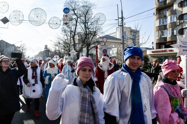 Парад Дедов Морозов и ярмарка: в Краснодаре открыли главную городскую елку
Парад Дедов Морозов и ярмарка: в Краснодаре открыли главную городскую елку