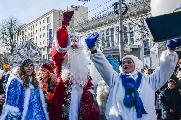 Парад Дедов Морозов и ярмарка: в Краснодаре открыли главную городскую елку
Парад Дедов Морозов и ярмарка: в Краснодаре открыли главную городскую елку