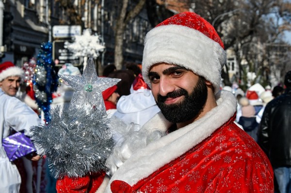 Парад Дедов Морозов и ярмарка: в Краснодаре открыли главную городскую елку
Парад Дедов Морозов и ярмарка: в Краснодаре открыли главную городскую елку