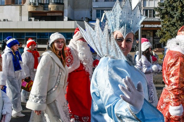 Парад Дедов Морозов и ярмарка: в Краснодаре открыли главную городскую елку
Парад Дедов Морозов и ярмарка: в Краснодаре открыли главную городскую елку