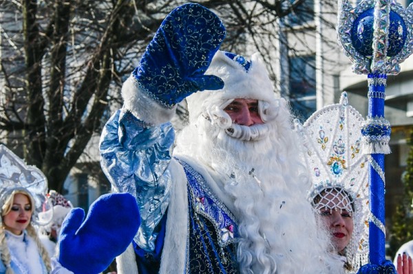 Парад Дедов Морозов и ярмарка: в Краснодаре открыли главную городскую елку
Парад Дедов Морозов и ярмарка: в Краснодаре открыли главную городскую елку