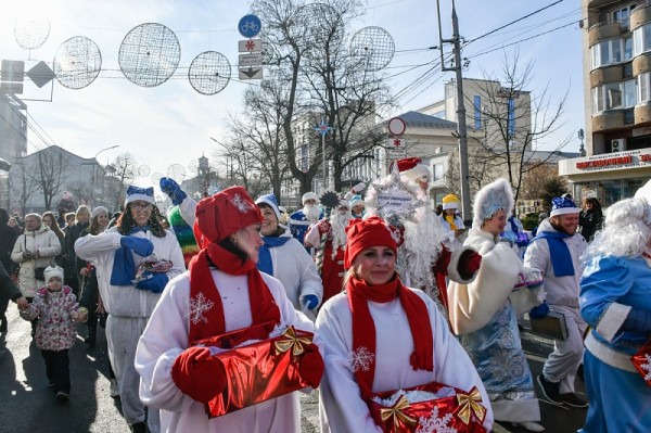 Парад Дедов Морозов и ярмарка: в Краснодаре открыли главную городскую елку
Парад Дедов Морозов и ярмарка: в Краснодаре открыли главную городскую елку