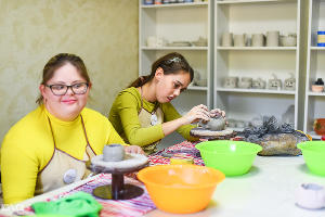 Помочь другому — сделать подарок себе. Как делать добро на Новый год — 2020