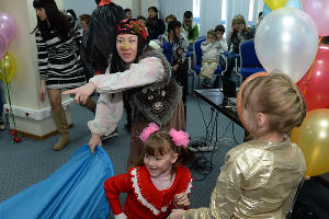 Помочь другому — сделать подарок себе. Как делать добро на Новый год — 2020