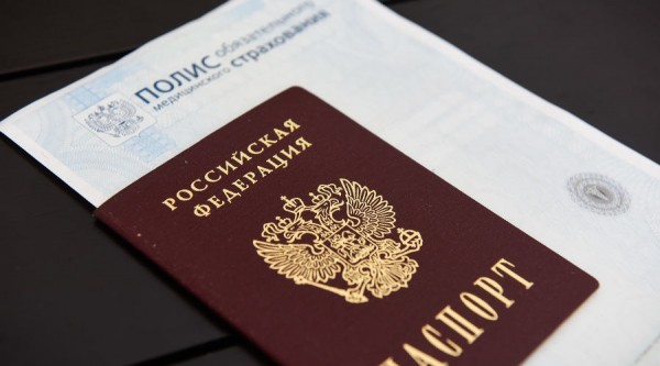 Россиянам собираются разрешить записываться к врачу без полиса ОМС