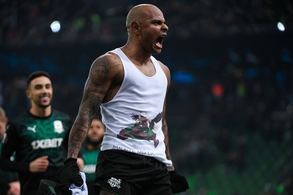 УЕФА оштрафовал «Краснодар» на 8 тысяч евро за поведение игроков в матче с «Базелем»
УЕФА оштрафовал «Краснодар» на 8 тысяч евро за поведение игроков в матче с «Базелем»