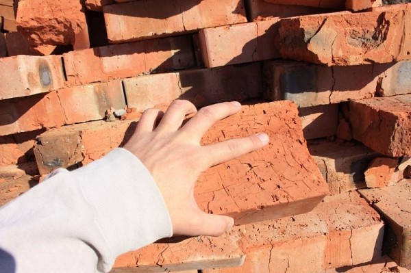 
            В Краснодаре полиция нашла детей, сбросивших с балкона многоэтажки кирпич на женщину с малышами                    