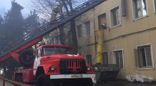 В Краснодаре потушили крупный пожар на хлебозаводе