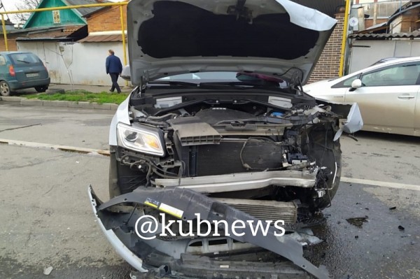 
            В Краснодаре столкнулись Audi, Toyota и Hyundai. Пострадали 4 человека, среди них 2 детей                    