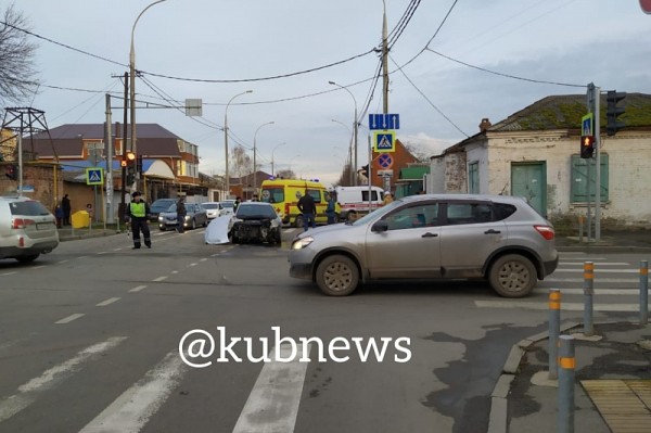 
            В Краснодаре столкнулись Audi, Toyota и Hyundai. Пострадали 4 человека, среди них 2 детей                    