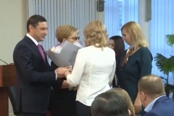 
            В Краснодаре воспитателя и медсестру детского сада № 24 наградили за спасение ребенка                    