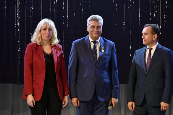 Вениамин Кондратьев поздравил сотрудников телеканала «Кубань 24» с 20-летним юбилеем
Вениамин Кондратьев поздравил сотрудников телеканала «Кубань 24» с 20-летним юбилеем