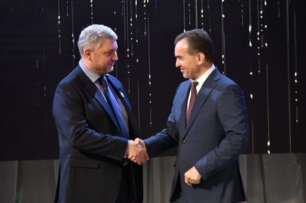 Вениамин Кондратьев поздравил сотрудников телеканала «Кубань 24» с 20-летним юбилеем
Вениамин Кондратьев поздравил сотрудников телеканала «Кубань 24» с 20-летним юбилеем