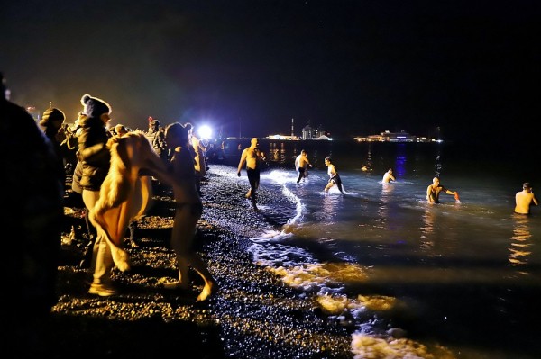 И в купели, и в море: На Кубани отмечают праздник Крещения Господня