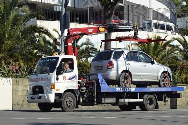 На Красной Поляне в Сочи машины эвакуируют круглосуточно