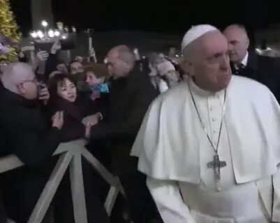 Ударивший женщину Папа Римский оправдался 