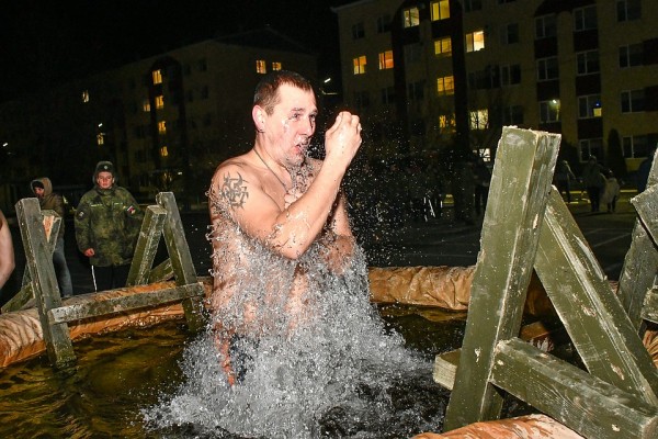 И в купели, и в море: На Кубани отмечают праздник Крещения Господня