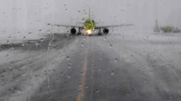 Самолёт «Sukhoj Superjet-100» сел в «Домодедово» на недостроенную полосу 