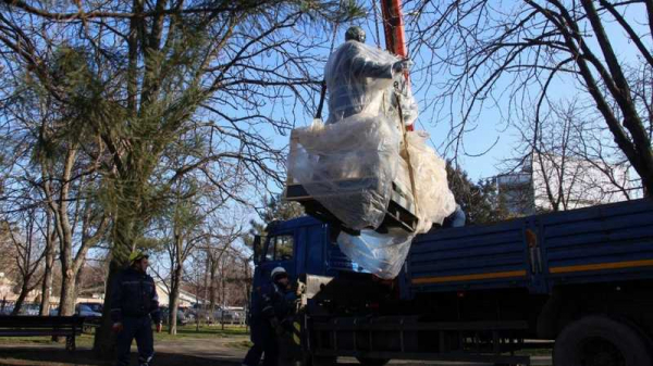 Новая жизнь Ильича: обновленный памятник «Ленин говорит с матросом» установили в центре Краснодара Новая жизнь Ильича: обновленный памятник «Ленин говорит с матросом» установили в центре Краснодара