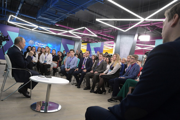Владимир Путин в Сочи проводит встречу со студентами ведущих отечественных университетов