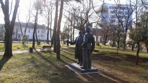 Новая жизнь Ильича: обновленный памятник «Ленин говорит с матросом» установили в центре Краснодара Новая жизнь Ильича: обновленный памятник «Ленин говорит с матросом» установили в центре Краснодара