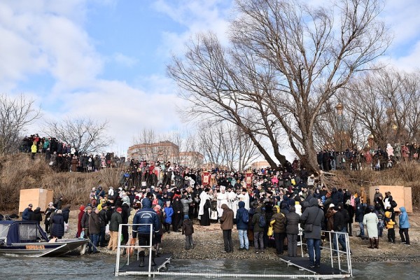 И в купели, и в море: На Кубани отмечают праздник Крещения Господня