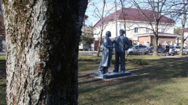 Новая жизнь Ильича: обновленный памятник «Ленин говорит с матросом» установили в центре Краснодара Новая жизнь Ильича: обновленный памятник «Ленин говорит с матросом» установили в центре Краснодара