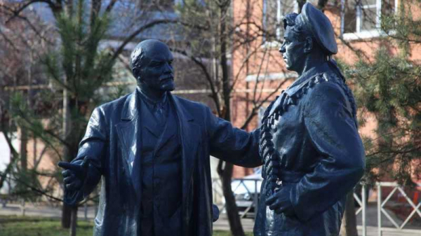 Новая жизнь Ильича: обновленный памятник «Ленин говорит с матросом» установили в центре Краснодара Новая жизнь Ильича: обновленный памятник «Ленин говорит с матросом» установили в центре Краснодара