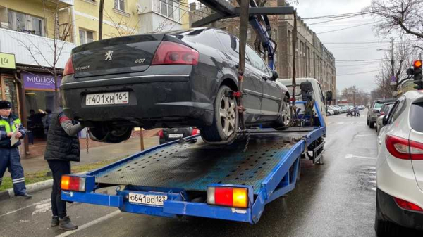 В Краснодаре на ул. Комсомольской эвакуировали незаконно припаркованные авто