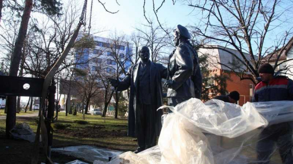 Новая жизнь Ильича: обновленный памятник «Ленин говорит с матросом» установили в центре Краснодара Новая жизнь Ильича: обновленный памятник «Ленин говорит с матросом» установили в центре Краснодара