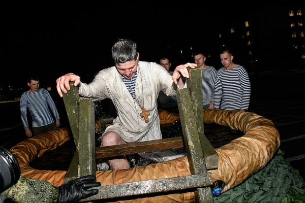 И в купели, и в море: На Кубани отмечают праздник Крещения Господня