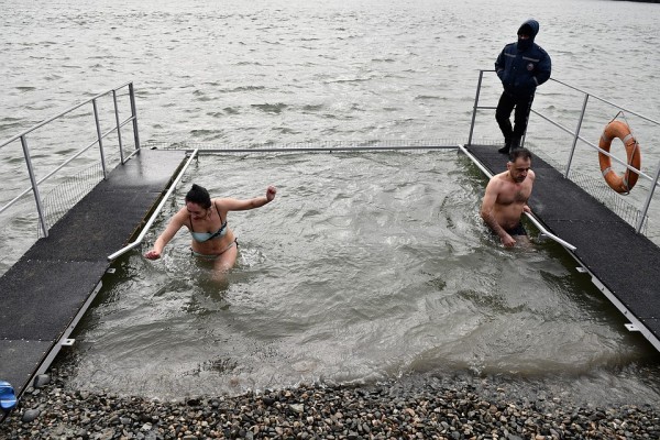 И в купели, и в море: На Кубани отмечают праздник Крещения Господня