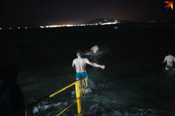 И в купели, и в море: На Кубани отмечают праздник Крещения Господня