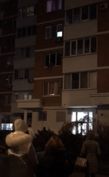 В Юбилейном микрорайоне Краснодара неизвестный с ножом угрожает женщине с ребенком (ВИДЕО) В Юбилейном микрорайоне Краснодара неизвестный с ножом угрожает женщине с ребенком (ВИДЕО)