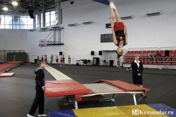 Соревнования по прыжкам на батуте