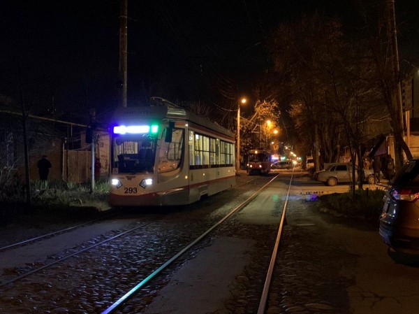 Появилось видео, как загорелась контактная сеть троллейбуса в Краснодаре Появилось видео, как загорелась контактная сеть троллейбуса в Краснодаре