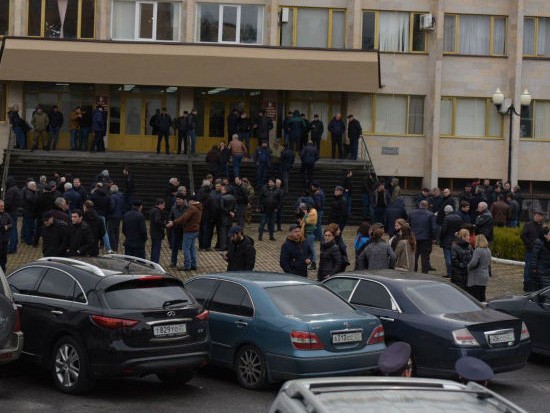 Российским туристам рекомендуют избегать мест протестов в Абхазии