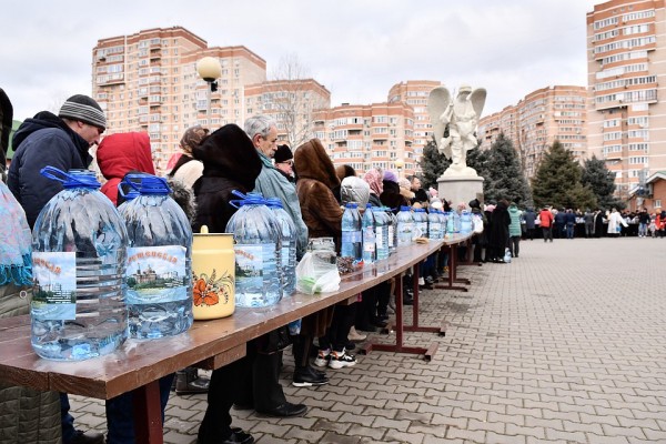И в купели, и в море: На Кубани отмечают праздник Крещения Господня