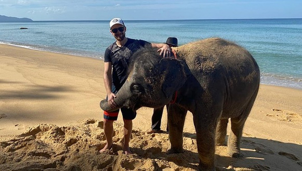 Президент &laquo;Абрау-Дюрсо&raquo; Павел Титов искупал слониху в море на новогодних праздниках