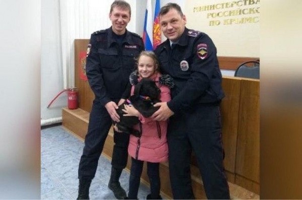 «Дочь всю ночь плакала»: полицейские нашли пропавшего щенка и вернули его 9-летней девочке