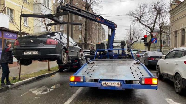 В Краснодаре на ул. Комсомольской эвакуировали незаконно припаркованные авто