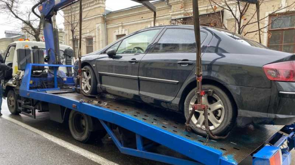 В Краснодаре на ул. Комсомольской эвакуировали незаконно припаркованные авто