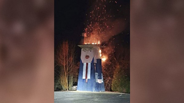 В Словении сожжен «Памятник Дональду Трампу»