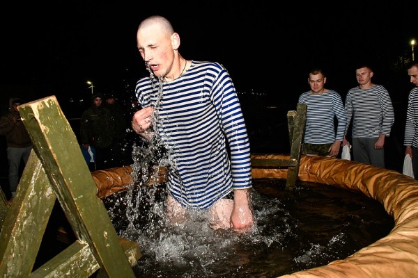 И в купели, и в море: На Кубани отмечают праздник Крещения Господня