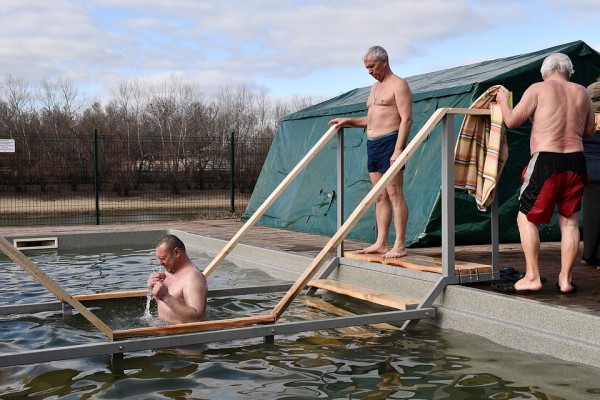 И в купели, и в море: На Кубани отмечают праздник Крещения Господня