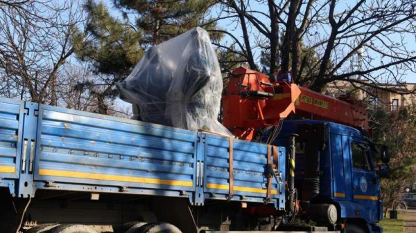 Новая жизнь Ильича: обновленный памятник «Ленин говорит с матросом» установили в центре Краснодара Новая жизнь Ильича: обновленный памятник «Ленин говорит с матросом» установили в центре Краснодара