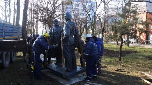 Новая жизнь Ильича: обновленный памятник «Ленин говорит с матросом» установили в центре Краснодара Новая жизнь Ильича: обновленный памятник «Ленин говорит с матросом» установили в центре Краснодара