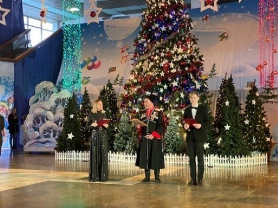 Атаманскую ёлку провели в Новороссийске Атаманскую ёлку провели в Новороссийске